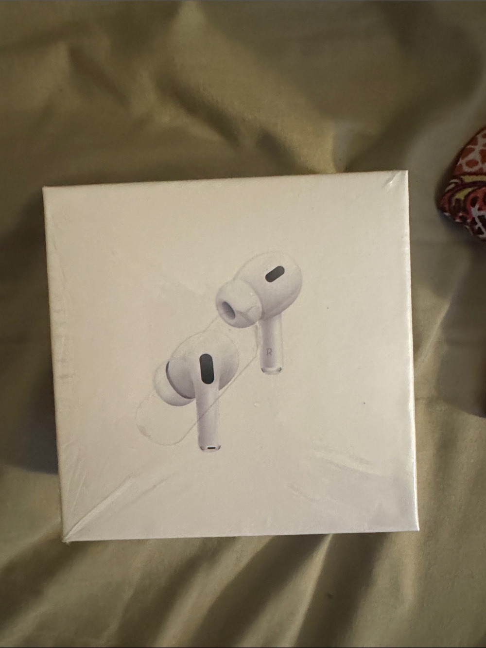 Earphones (2nd Gen) in White True Wireless Earbud Headphones with MagSafe case